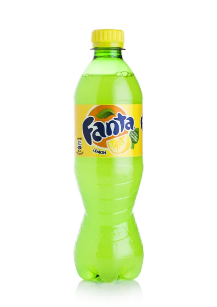 LONDRES, Reino Unido - 27 DE ABRIL DE 2018: Frasco de plástico de refrigerante Fanta Lemon sobre fundo branco . — Fotografia de Stock