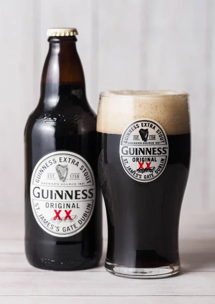 London, Großbritannien - 27. April 2018: eine Flasche Guinness extra dickes Bier — Stockfoto