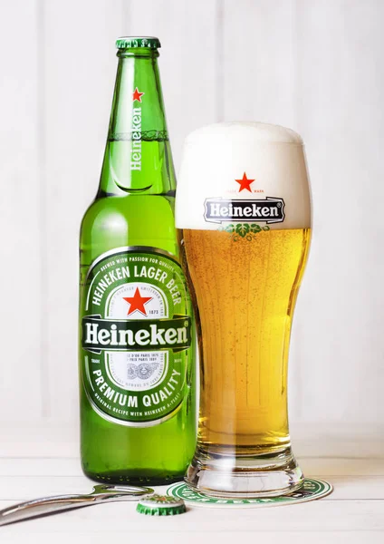 LONDRES, Reino Unido - 27 DE ABRIL DE 2018: Botella de cerveza Heineken Lager en wo — Foto de Stock