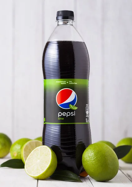 London, Egyesült Királyság - április 27, 2018: Palack a Pepsi Cola mész üdítő a fából készült háttér, friss lime. Amerikai multinacionális élelmiszer- és ital vállalat — Stock Fotó