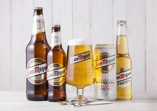 LONDRES, Reino Unido - 27 DE ABRIL DE 2018: Botellas de vidrio de cerveza San Miguel lager sobre fondo de madera con vidrio original . — Foto de Stock