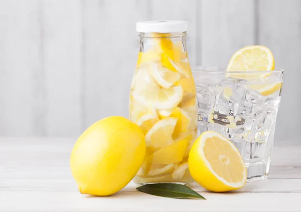 Bottiglia di vetro di limone ancora acqua di frutta — Foto Stock