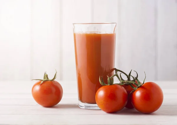 Verre de jus de tomate bio frais aux tomates — Photo