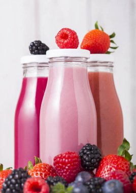 Taze yaz meyve güler yüzlü ile cam şişe