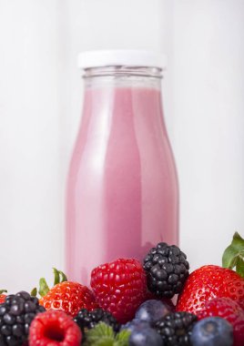 Taze yaz meyve güler yüzlü cam şişe