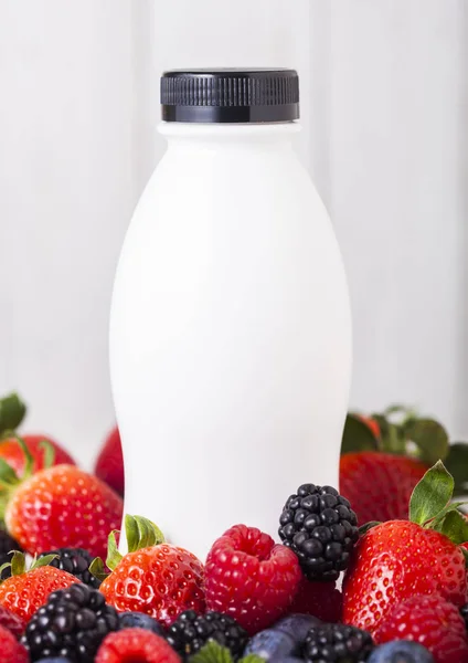 Plastikflasche mit frischen Sommerbeeren Smoothie — Stockfoto