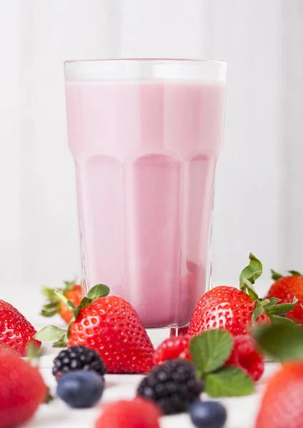 Milchshake-Glas mit frischen Sommerbeeren Smoothie — Stockfoto