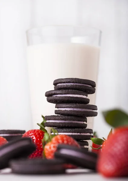 Strawberry dark cookies with glass of fruit milk — Stock Photo, Image