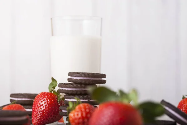 Eper sötét cookie-kat, pohár tej gyümölcs — Stock Fotó