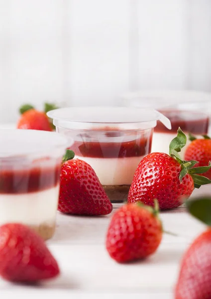 Conteneur en plastique avec dessert à la crème aux fraises — Photo