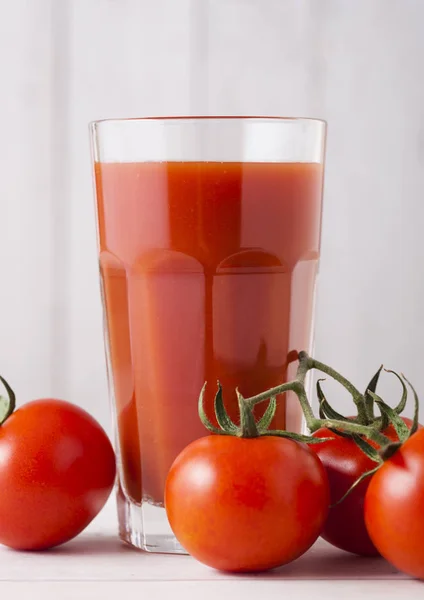 Segelas jus tomat dengan tomat mentah segar — Stok Foto