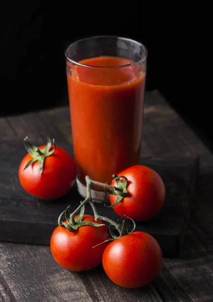 Bardak domates suyu taze çiğ domates ile — Stok fotoğraf