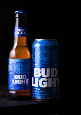 Londra, İngiltere - 03 Mayıs 2018: Cam şişe ve alüminyum teneke Budweiser Bud Light bira koyu ahşap varil.