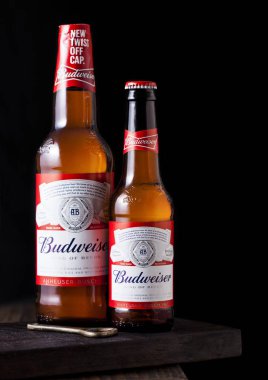 Londra, İngiltere - 03 Mayıs 2018: Cam Budweiser bira şişesi üzerinde koyu ahşap arka plan.