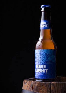 Londra, İngiltere - 03 Mayıs 2018: Cam şişe Budweiser Bud Light bira koyu ahşap varil.