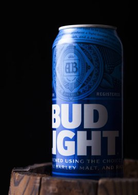 Londra, İngiltere - 03 Mayıs 2018: Alüminyum teneke Budweiser Bud Light bira koyu ahşap varil.