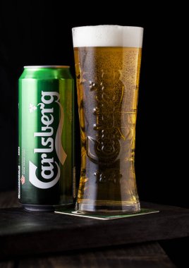 Londra, İngiltere - 03 Mayıs 2018: Soğuk cam ve alüminyum kutu ahşap arka plan üzerinde Carlsberg bira.