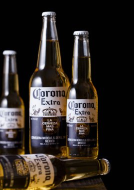 Londra, İngiltere - 03 Mayıs 2018: Şişeler, Corona ilave bira ahşap varil ve koyu arka plan.