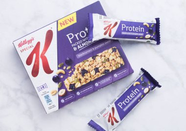 Londra, İngiltere - 27 Nisan 2018: Kutusunu Kellog'ın Protein bar ile tohum ve meyve üzerinde mermer.