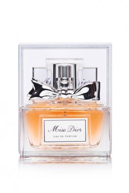 Londra, İngiltere - 03 Mayıs 2018: Cam şişe Miss Dior lüks parfüm beyaz arka plan üzerinde. Dior Paris'te kurulan bir Modaevi haute couture ve lüks mallar uzman olduğunu.