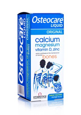 Londra, İngiltere - 03 Mayıs 2018: Kutusu, Osteocare sıvı kalsiyum ve magnezyum beyaz arka plan üzerinde.