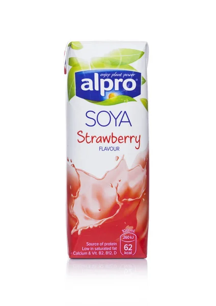 LONDRES, Reino Unido - 03 DE MAYO DE 2018: Pack de bebida de leche de fresa Alpro Soya sobre fondo blanco . —  Fotos de Stock