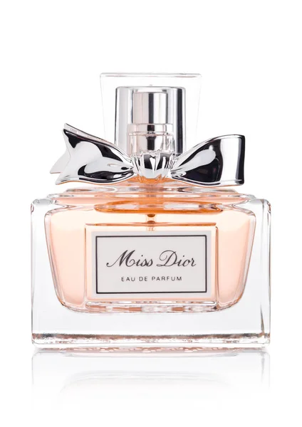 LONDRES, ROYAUME-UNI - 03 MAI 2018 : Flacon en verre de parfum de luxe Miss Dior sur fond blanc.Dior est une maison de couture fondée à Paris spécialisée dans la haute couture et les articles de luxe . — Photo