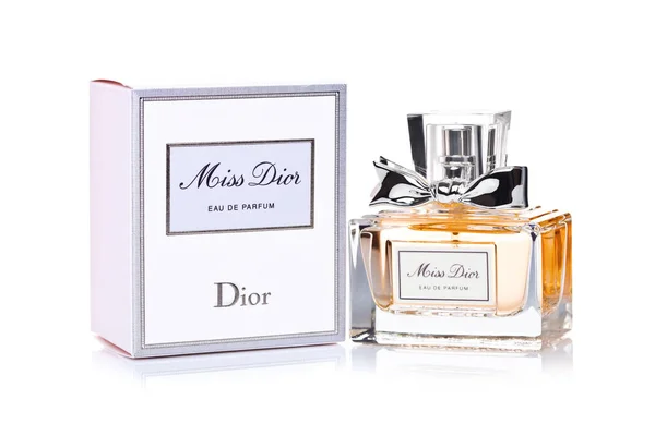 LONDRES, ROYAUME-UNI - 03 MAI 2018 : Flacon en verre de parfum de luxe Miss Dior sur fond blanc.Dior est une maison de couture fondée à Paris spécialisée dans la haute couture et les articles de luxe . — Photo