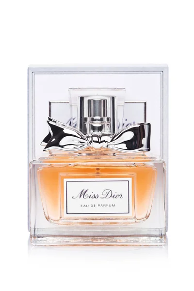 LONDRES, Reino Unido - MAIO 03, 2018: Garrafa de vidro de perfume de luxo Miss Dior em fundo branco.Dior é uma casa de moda fundada em Paris especializada em alta costura e produtos de luxo . — Fotografia de Stock