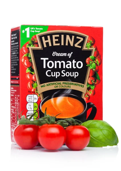 LONDRES, Reino Unido - 08 DE NOVIEMBRE DE 2019: Pack de crema Heinz de sopa de taza de tomate sobre fondo blanco con albahaca y tomates frescos . —  Fotos de Stock