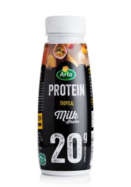 Londra, Uk - 17 Kasım 2019: Plastik şişe Arla Protein Sütü Beyaz arka planda Tropikal.