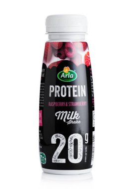 Londra, Uk - 17 Kasım 2019: Beyaz arkaplanda ahududu ve çilekli plastik şişe Arla Protein Milk Shake.