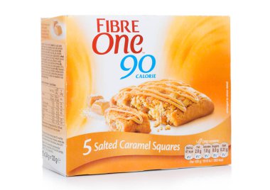 Londra, Uk - 10 Kasım 2019: Beyaz arka planda bir kutu Fiber Bir 90 kalori tuzlu karamel barlar.