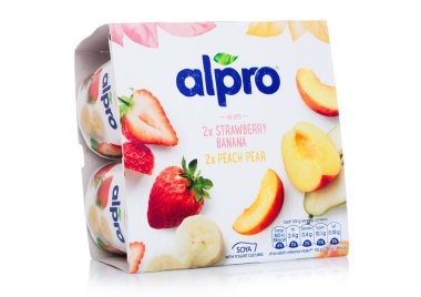 Londra, Uk - 10 Kasım 2019: Beyaz arka planda çilek ve şeftali aromalı Alpro Yoğurt Kültürü Paketi