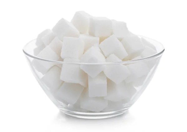 Ciotola di vetro di cubetti di zucchero bianco naturale su sfondo bianco . — Foto Stock