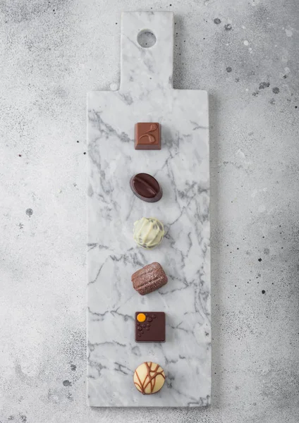 Luxury Chocolate candies selection on light marbel board. White, dark and milk chocolate assortment. — ストック写真