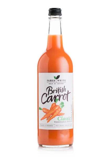 London, UK - 10 november 2019: Glazen fles British Carrot Classic Vegetable Juice van James White op witte achtergrond. — Stockfoto