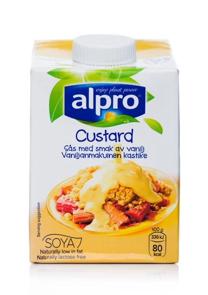 LONDRES, Reino Unido - 17 de noviembre de 2019: Pack de Alpro Soya Custard sobre fondo blanco . —  Fotos de Stock