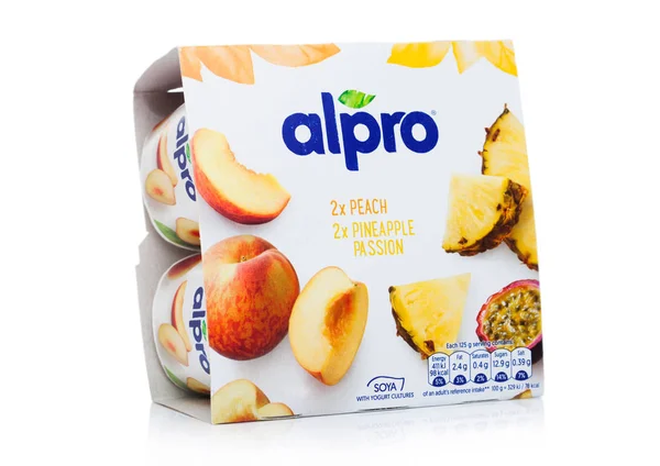 ЛОНДОН, Великобритания - 10 ноября 2019 года: пакет культур йогурта с ароматом персика и ананаса на белом фоне — стоковое фото
