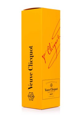 Londra, Uk - 20 Kasım 2019: Bir kutu Veuve Clicquot Brut dünyaca ünlü beyaz arka planda lüks şampanya.