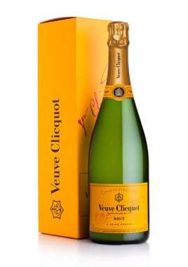 Londra, Uk - 20 Kasım 2019: Beyaz arka planda bir şişe Veuve Clicquot Brut dünyaca ünlü lüks şampanya.