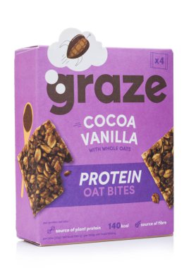Londra, Uk - 17 Kasım 2019: Beyaz arka planda Graze Cocoa ve Vanilla protein yulaf ısırıkları.