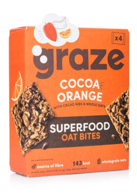 Londra, Uk - 17 Kasım 2019: Beyaz arka planda Graze Cocoa ve Orange protein yulaf ısırıkları.