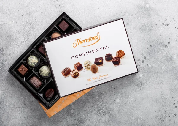 LONDON, UK - NOVEMBER 17, 2019: Æske med Thorntons Continental Luxury chokoladeslik sat på hvid baggrund . - Stock-foto