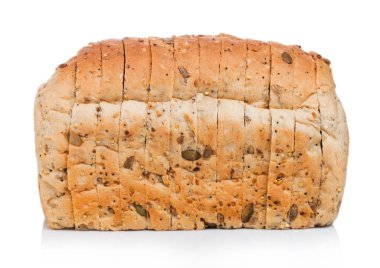 Beyaz arka planda taze ekilmiş kahverengi ekmek. Geleneksel fırın mirası.