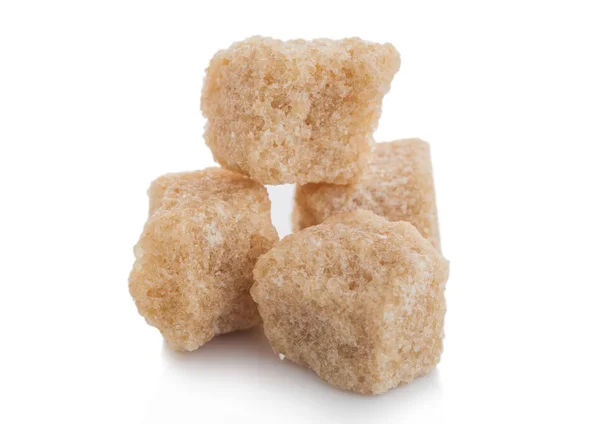 Close-Up tiro de cubos de açúcar não refinado marrom natural no fundo branco . — Fotografia de Stock