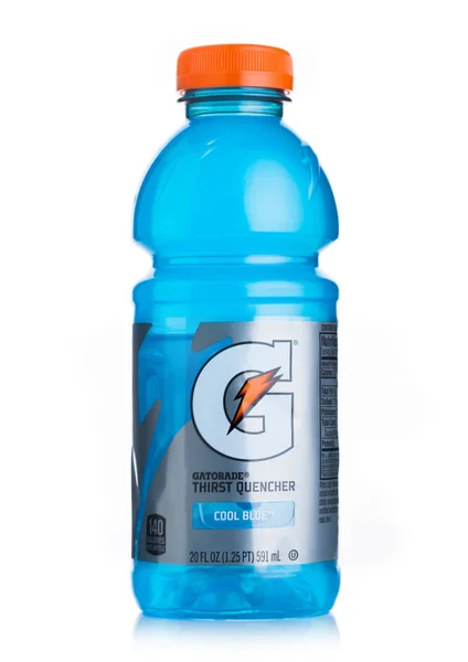 Londýn, Uk - 20. prosince 2019: Plastová láhev Gatorade žízeň quencher chladný modrý nápoj na bílém pozadí. — Stock fotografie