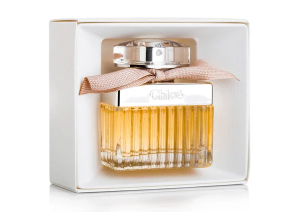 LONDRES, Reino Unido - 20 DE DEZEMBRO DE 2019: Chloe perfume sobre fundo branco, Chloe é uma casa de moda de luxo francesa fundada em 1952 . — Fotografia de Stock