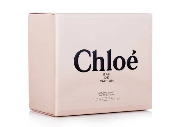 LONDRES, ROYAUME-UNI - 20 DÉCEMBRE 2019 : Boîte de parfum Chloé sur fond blanc, Chloé est une maison de mode française de luxe fondée en 1952 . — Photo