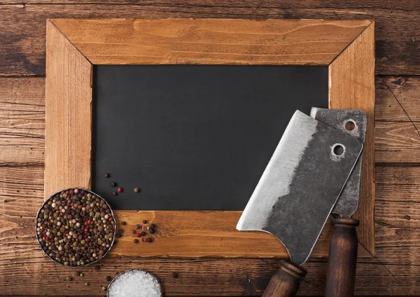 빈티지 도끼로 고기를 굽고, 메뉴보드 에는 나무로 된 테이블 배경에 소금 과 후추가 전시되어 있다. 원문을 위한 공간 — 스톡 사진